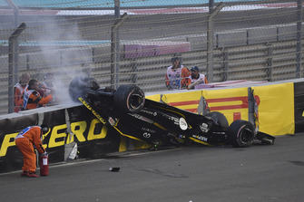 Nico Hulkenberg, Renault Sport F1 Team R.S. 18 crashed and rolled on lap one