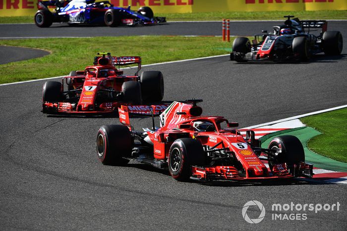 Sebastian Vettel, Ferrari SF71H, Kimi Raikkonen, Ferrari SF71H y Romain Grosjean, Haas F1 Team VF-18 
