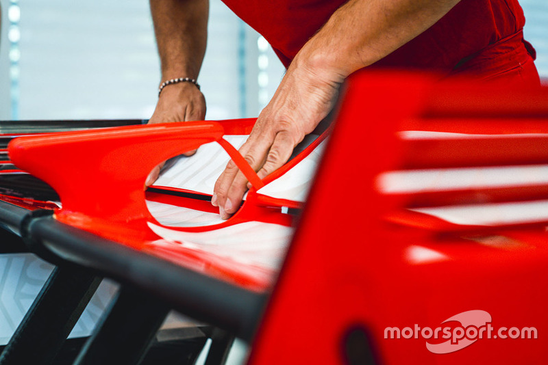 Autocollants Philip Morris sur la Ferrari