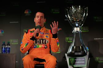 Kyle Busch, piloto del #18 M&M's Toyota Habla con los medios de comunicación durante el día de los medios