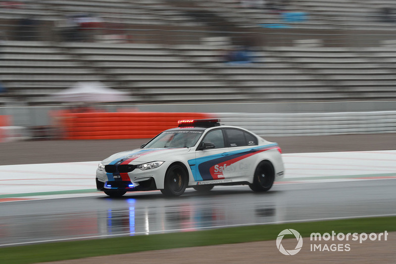 Inspeksi trek safety car BMW
