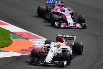 Marcus Ericsson, Sauber C37 devant Sergio Perez, Racing Point Force India VJM11