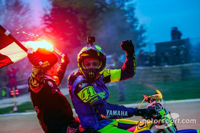 Valentino Rossi y Franco Morbidelli celebran su victoria