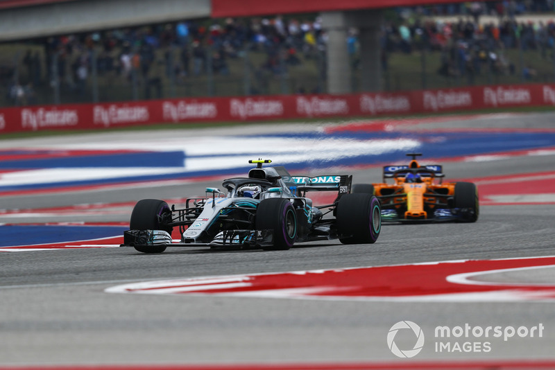 Valtteri Bottas, Mercedes AMG F1 W09 EQ Power+ y Fernando Alonso, McLaren MCL33