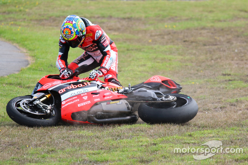 Chaz Davies, Aruba.it Racing - Ducati Team essaie de relever sa moto après une chute