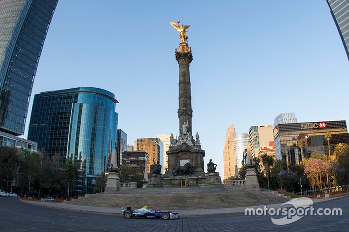 Salvador Durán, Team Aguri en el Ángel de la Independencia en la Ciudad de México