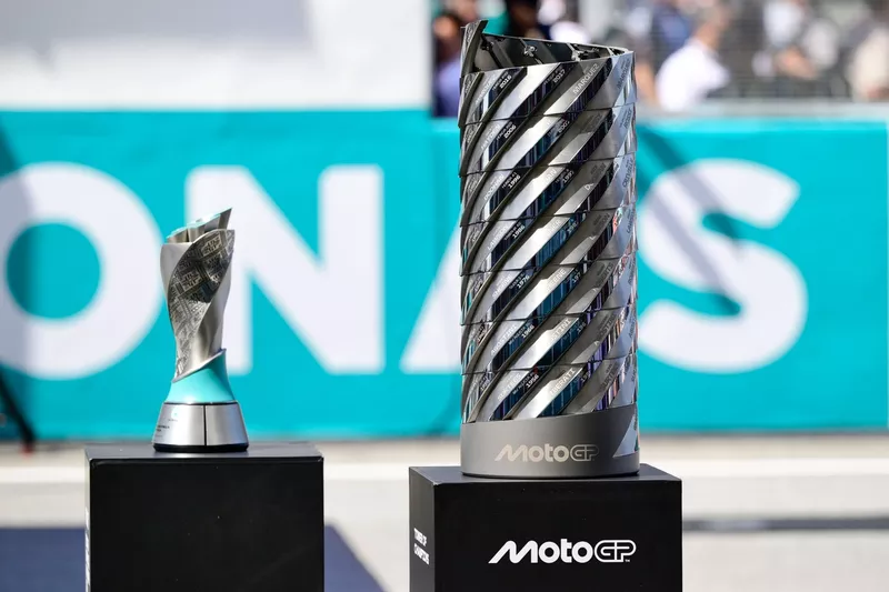 Le trophée du championnat et le trophée du vainqueur de la course