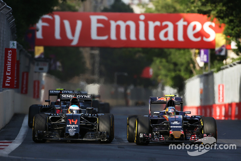 Fernando Alonso, McLaren MP4-31 y Carlos Sainz, Scuderia Toro Rosso STR11 luchan por la posición