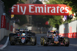 (L naar R): Fernando Alonso, McLaren MP4-31 en Carlos Sainz Jr., Scuderia Toro Rosso STR11 vechten v