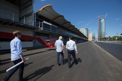 Charlie Whiting examina la preparacion de la pista de Baku