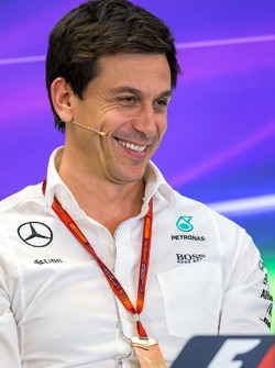 Toto Wolff, Mercedes AMG F1 accionista y Director Ejecutivo en la Conferencia de prensa FIA