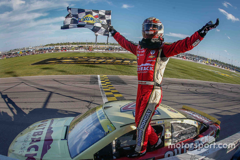 Le vainqueur, Kevin Harvick, Stewart-Haas Racing Chevrolet