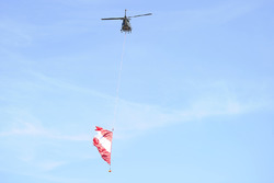 Helicopter mit österreichischer Flagge