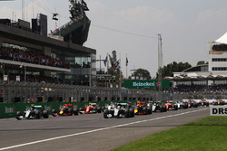 Льюіс Хемілтон, Mercedes AMG F1 W07 Hybrid лідирує на старті