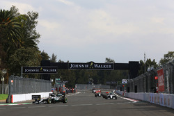Льюіс Хемілтон, Mercedes AMG F1 W07 Hybrid, попереду Ніко Росберга, Mercedes AMG F1 W07 Hybrid, та М