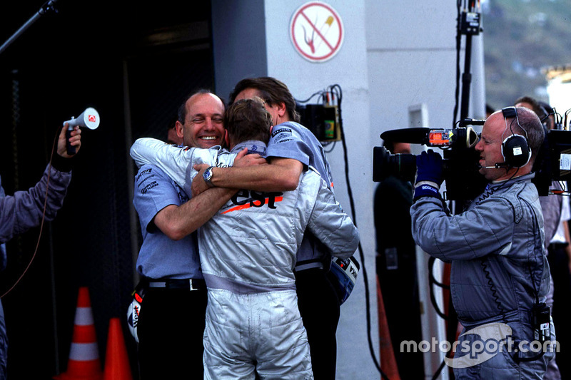 Ron Dennis et Mika Hakkinen, McLaren, fêtent les titres
