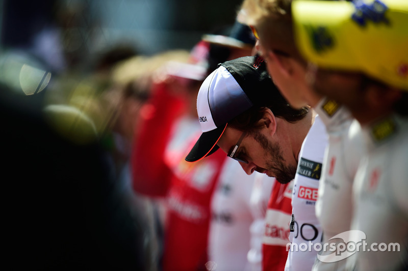 Fernando Alonso, McLaren pendant que la grille écoute l'hymne national