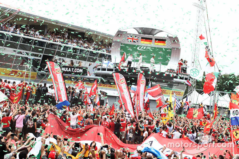 The podium (L to R): Lewis Hamilton, Mercedes AMG F1, second; Nico Rosberg, Mercedes AMG F1, race wi