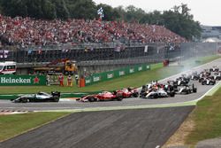 Nico Rosberg, Mercedes AMG F1 W07 Hybrid leads at the start of the race
