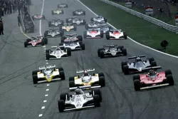 Start: Alan Jones, Williams aan de leiding
