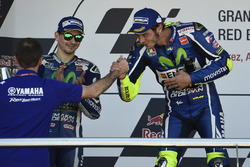 Podium: ganador, Valentino Rossi, Yamaha Factory Racing, segundo, Jorge Lorenzo, Yamaha Factory Raci