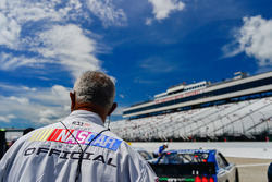 Un oficial de NASCAR