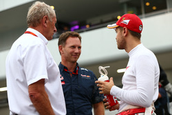 Dr Helmut Marko, consultant Red Bull Motorsport avec Christian Horner, Team Principal Red Bull Racing et Sebastian Vettel, Ferrari