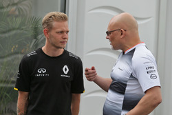 Kevin Magnussen, Renault Sport F1 Team, mit Matt Bishop, McLaren-Pressesprecher