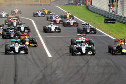 Старт: Льюис Хэмилтон, Mercedes AMG F1 W07 Hybrid, и Даниэль Риккардо, Red Bull Racing RB12