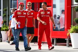 Kimi Raikkonen, Ferrari con Sebastian Vettel, Ferrari y Diego Ioverno, Ferrari Director de Operacion