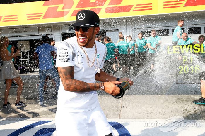 Winner Lewis Hamilton, Mercedes AMG F1 celebrates with the team