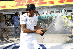 Le vainqueur Lewis Hamilton, Mercedes AMG F1 fête sa victoire avec son équipe