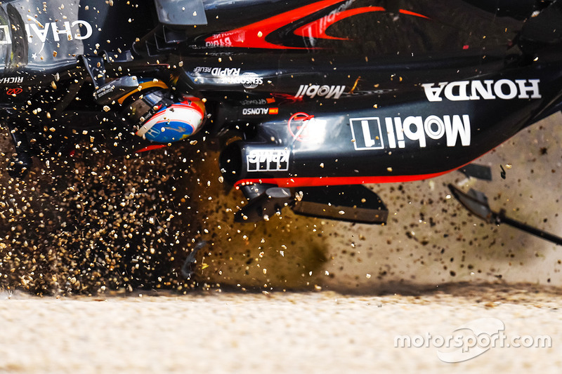 Fernando Alonso, McLaren MP4-31 in een enorme crash