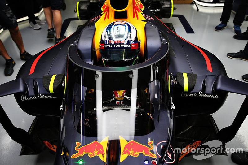 Daniel Ricciardo, dans la Red Bull Racing RB12 équipée de l'Aeroscreen