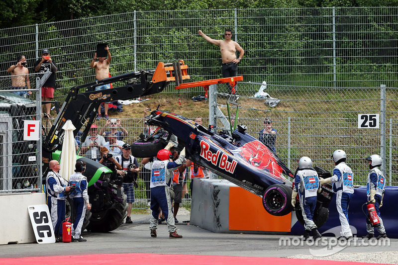 La Scuderia Toro Rosso STR11 danneggaita di Daniil Kvyat, viene portata via dopo il suo incidente durante le qualifiche