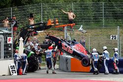 De beschadigde Scuderia Toro Rosso STR11 van Daniil Kvyat na zijn crash
