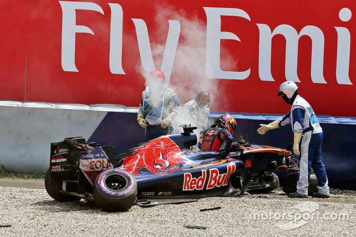 Daniil Kvyat, Scuderia Toro Rosso after a big crash