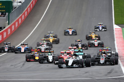 Льюис Хэмилтон, Mercedes AMG F1 W07 Hybrid лидирует на nfchnt гонки