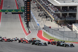 Lewis Hamilton, Mercedes AMG F1 W07 aan de leiding bij de start
