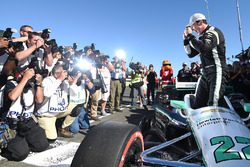 Il polesitter Simon Pagenaud, Team Penske Chevrolet festeggia