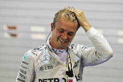 Переможець гонки Ніко Росберг, Mercedes AMG F1, святкує в закритому парку