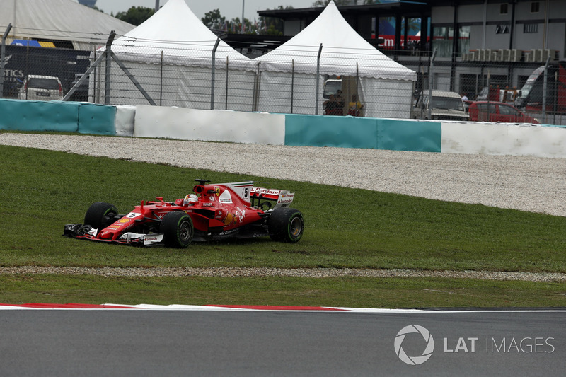 Sebastian Vettel, Ferrari SF70H runs wide