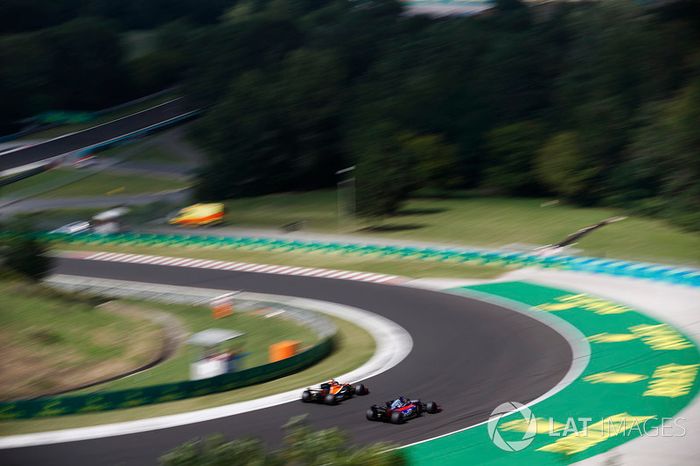 Daniil Kvyat, Scuderia Toro Rosso STR12, Fernando Alonso, McLaren MCL32