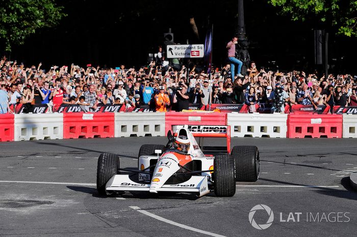 Stoffel Vandoorne, McLaren, conduce el McLaren MP4/6 1991