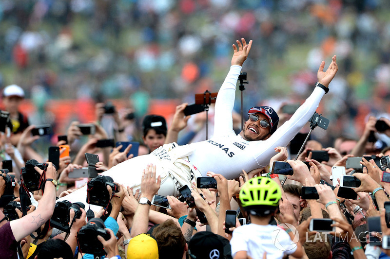 Il vincitore della gara Lewis Hamilton, Mercedes AMG F1 festeggia con i fan nel parco chiuso facendo surf sulla folla