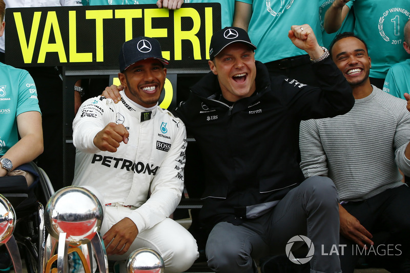 Ganador de la carrera Lewis Hamilton, Mercedes AMG F1, segundo lugar Valtteri Bottas, Mercedes AMG F