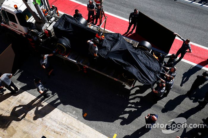 El McLaren MCL32 de Fernando Alonso vuelve al pitlane en un camión