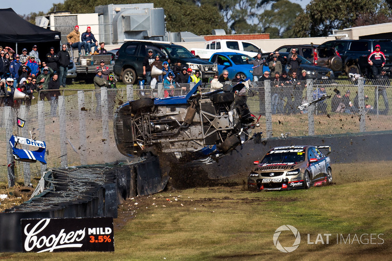 Todd Hazelwood, Brad Jones Racing Holden, Jonothan Webb, Tekno Autosports Holden crash