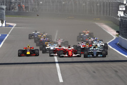 Valtteri Bottas, Mercedes AMG F1 W08, Sebastian Vettel, Ferrari SF70H, Kimi Raikkonen, Ferrari SF70H, Lewis Hamilton, Mercedes AMG F1 W08 au départ
