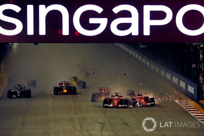 Choque de Sebastian Vettel, Ferrari SF70H,  Kimi Raikkonen, Ferrari SF70H y Max Verstappen, Red Bull Racing RB13 en la arrancada